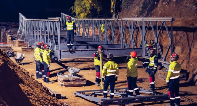 Además de las labores de búsqueda y rescate, limpieza, y distribución de alimento y materiales, el restablecimiento de infraestructuras que están l...